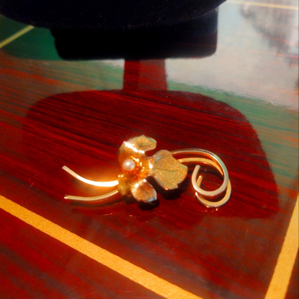 Vintage retro leaf brooch with faux Pearl